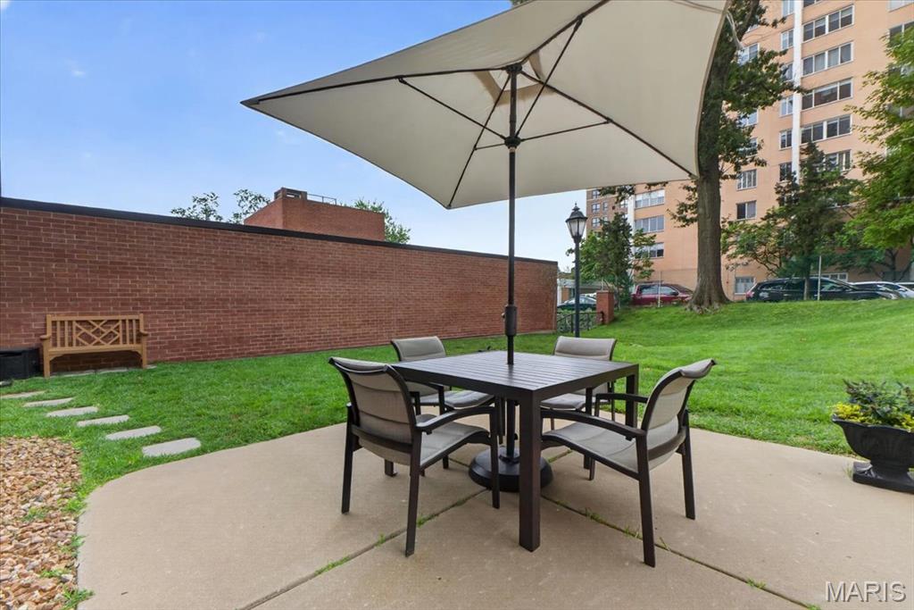 816 S Hanley Road Unit: 15B