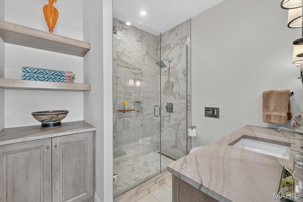 816 S Hanley Road Unit: 15B