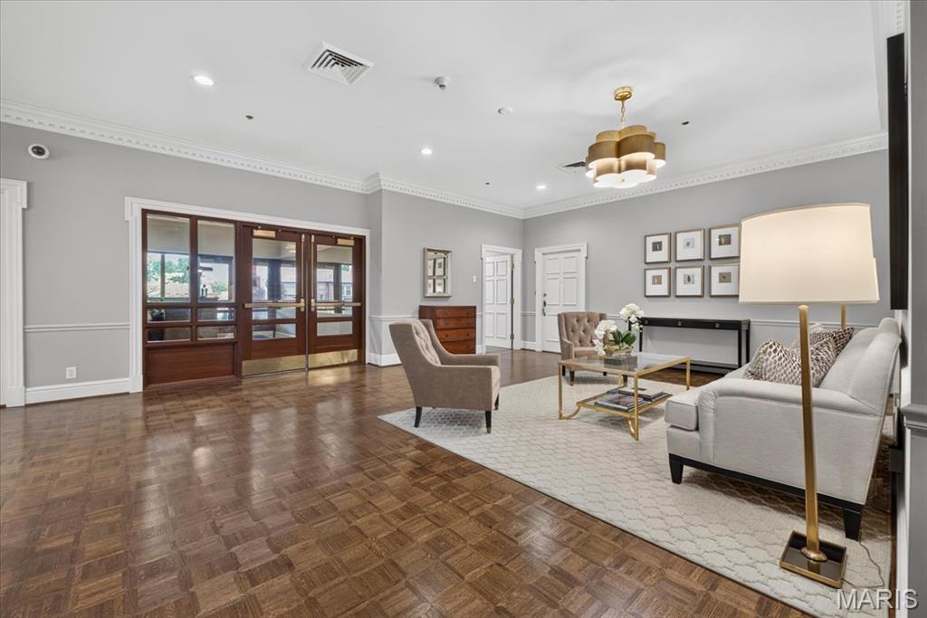 816 S Hanley Road Unit: 15B