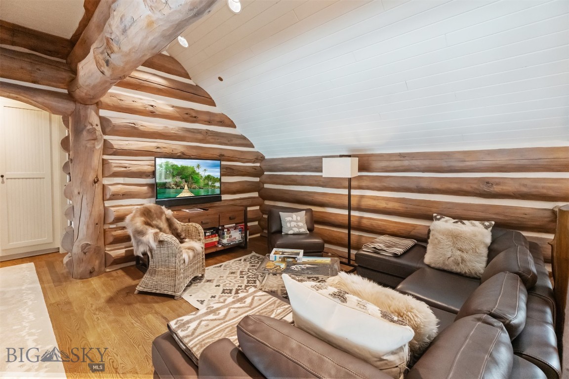 1200 Towering Pines