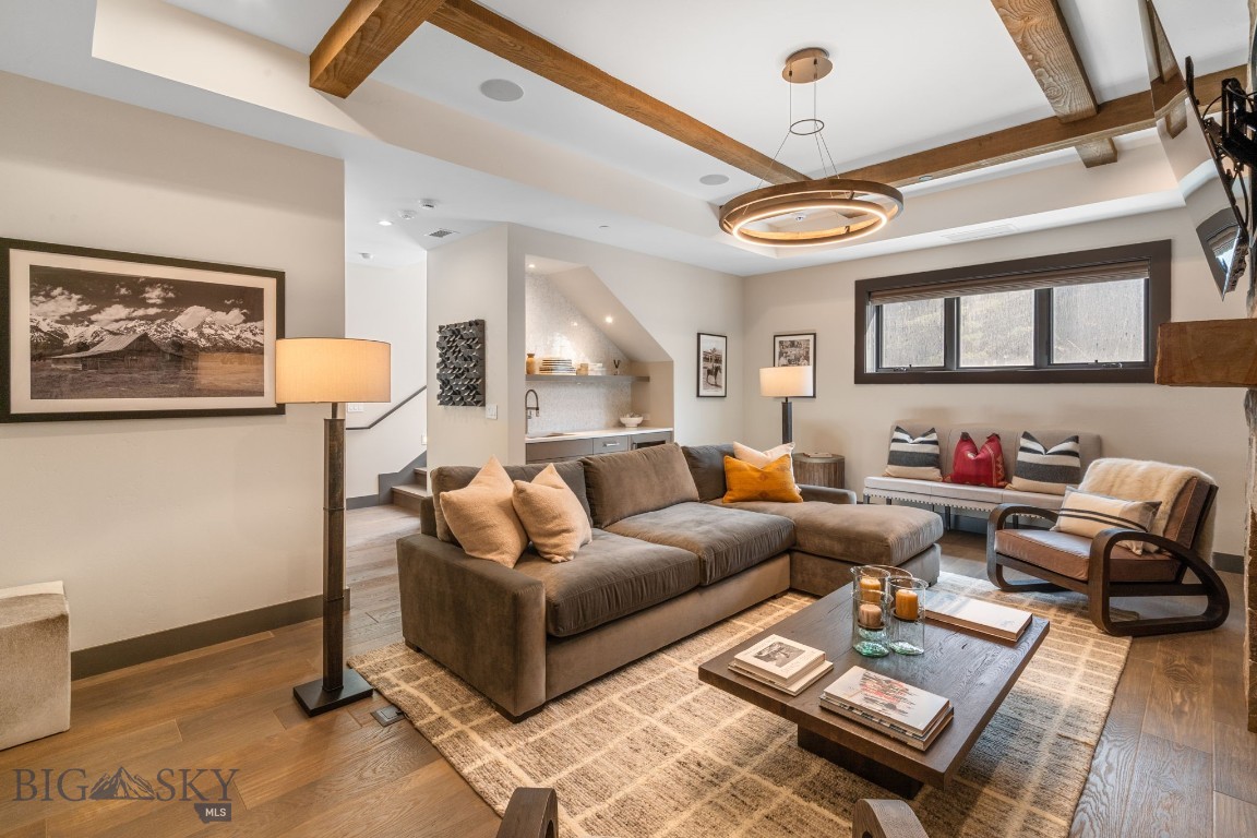 24 Pale Morning Spur