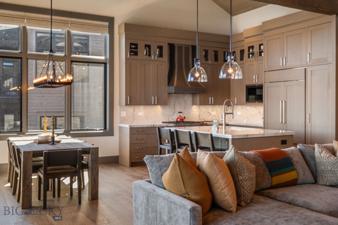 24 Pale Morning Spur