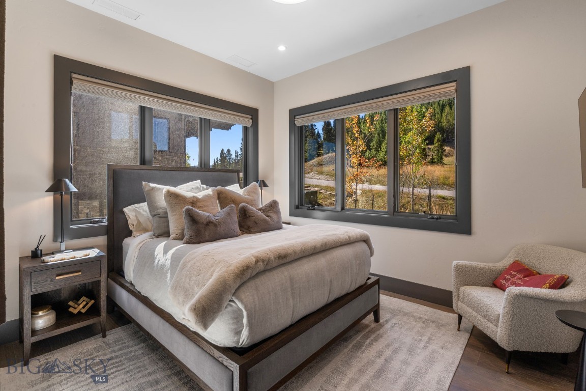 24 Pale Morning Spur