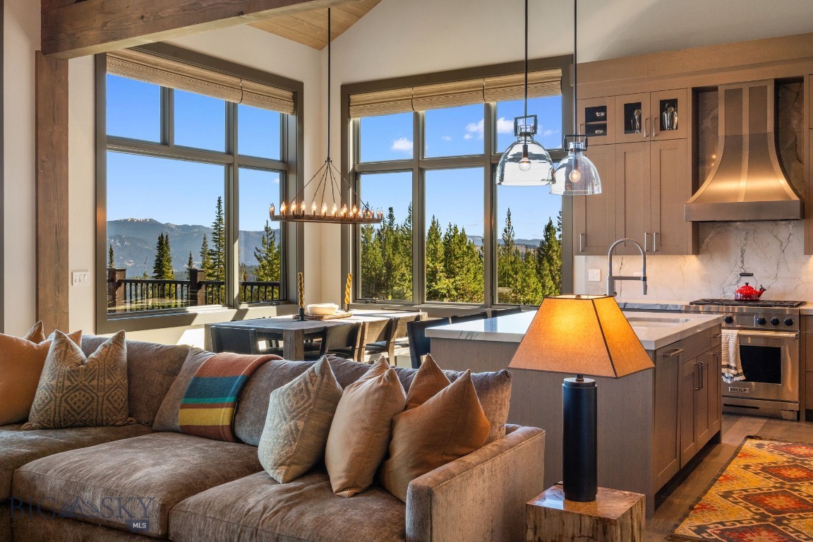 24 Pale Morning Spur