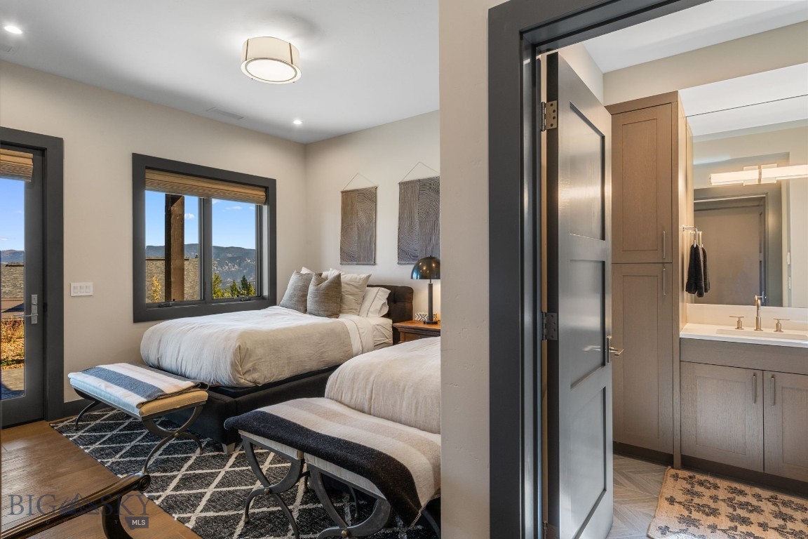 24 Pale Morning Spur