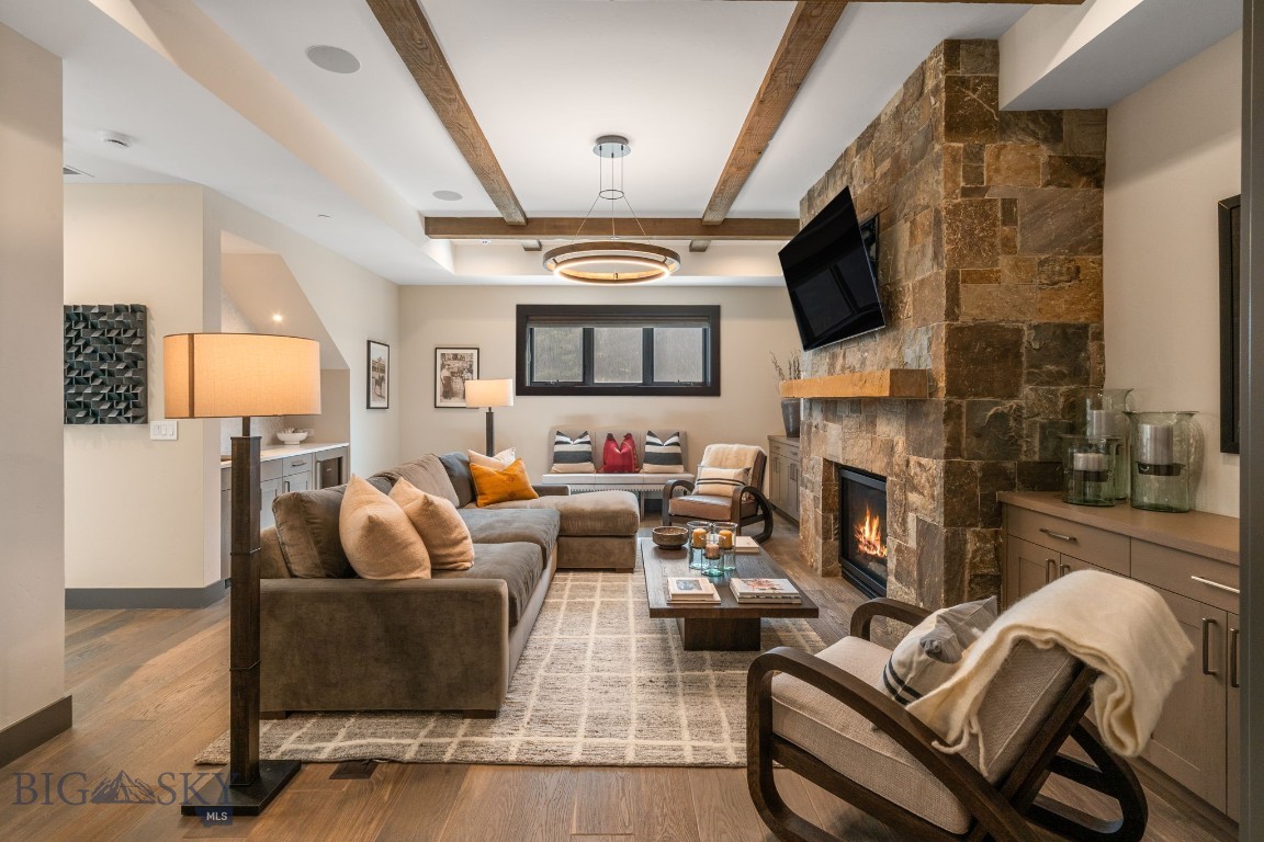 24 Pale Morning Spur