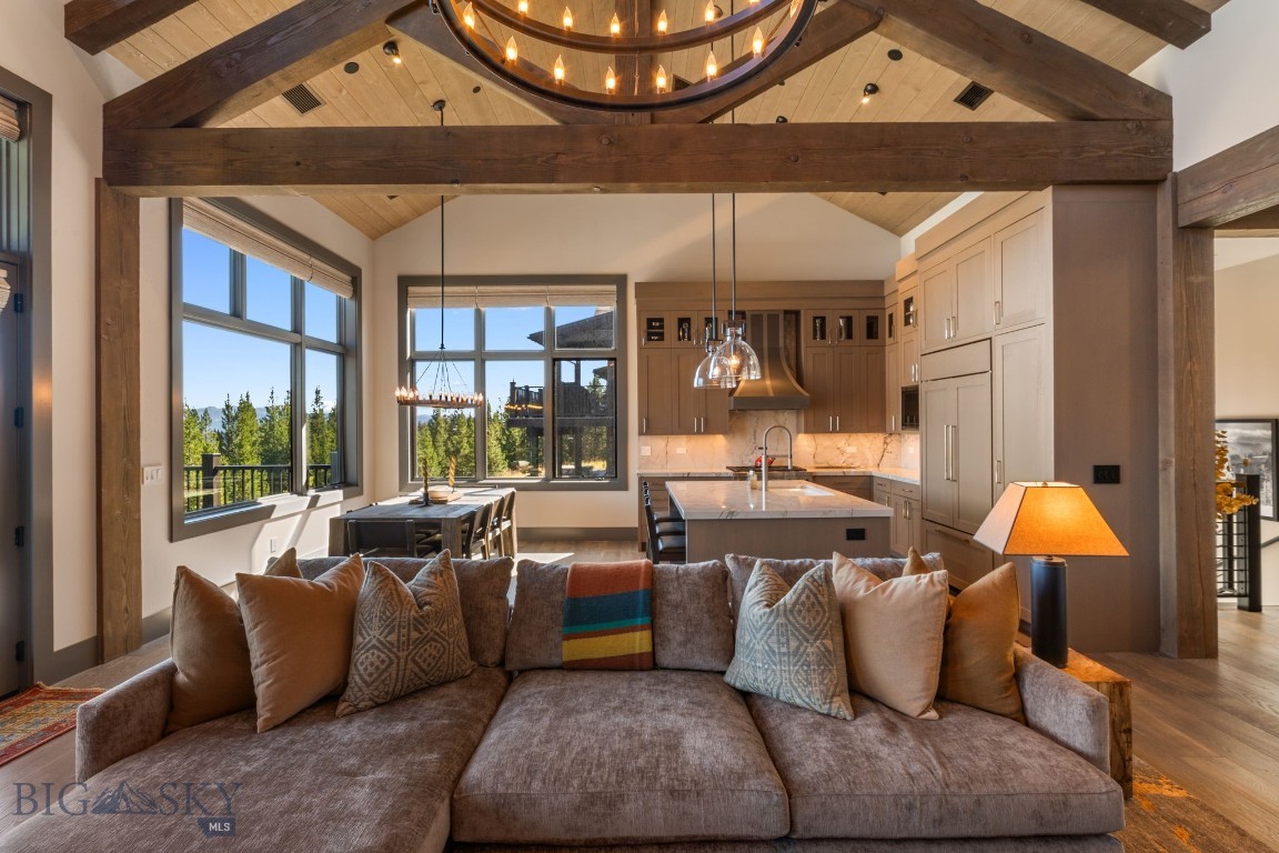 24 Pale Morning Spur