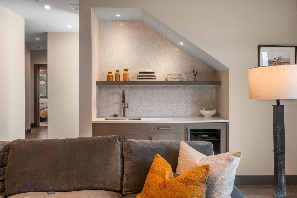 24 Pale Morning Spur