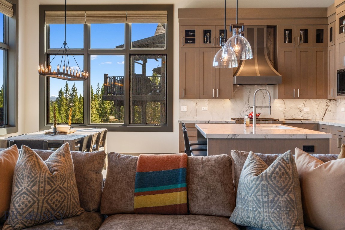 24 Pale Morning Spur