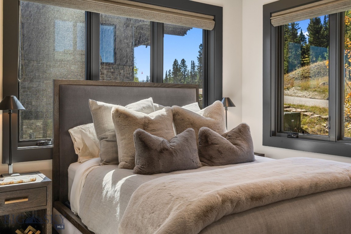 24 Pale Morning Spur