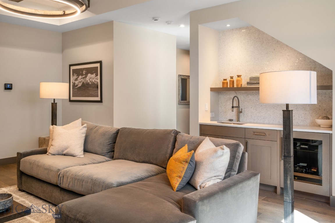 24 Pale Morning Spur