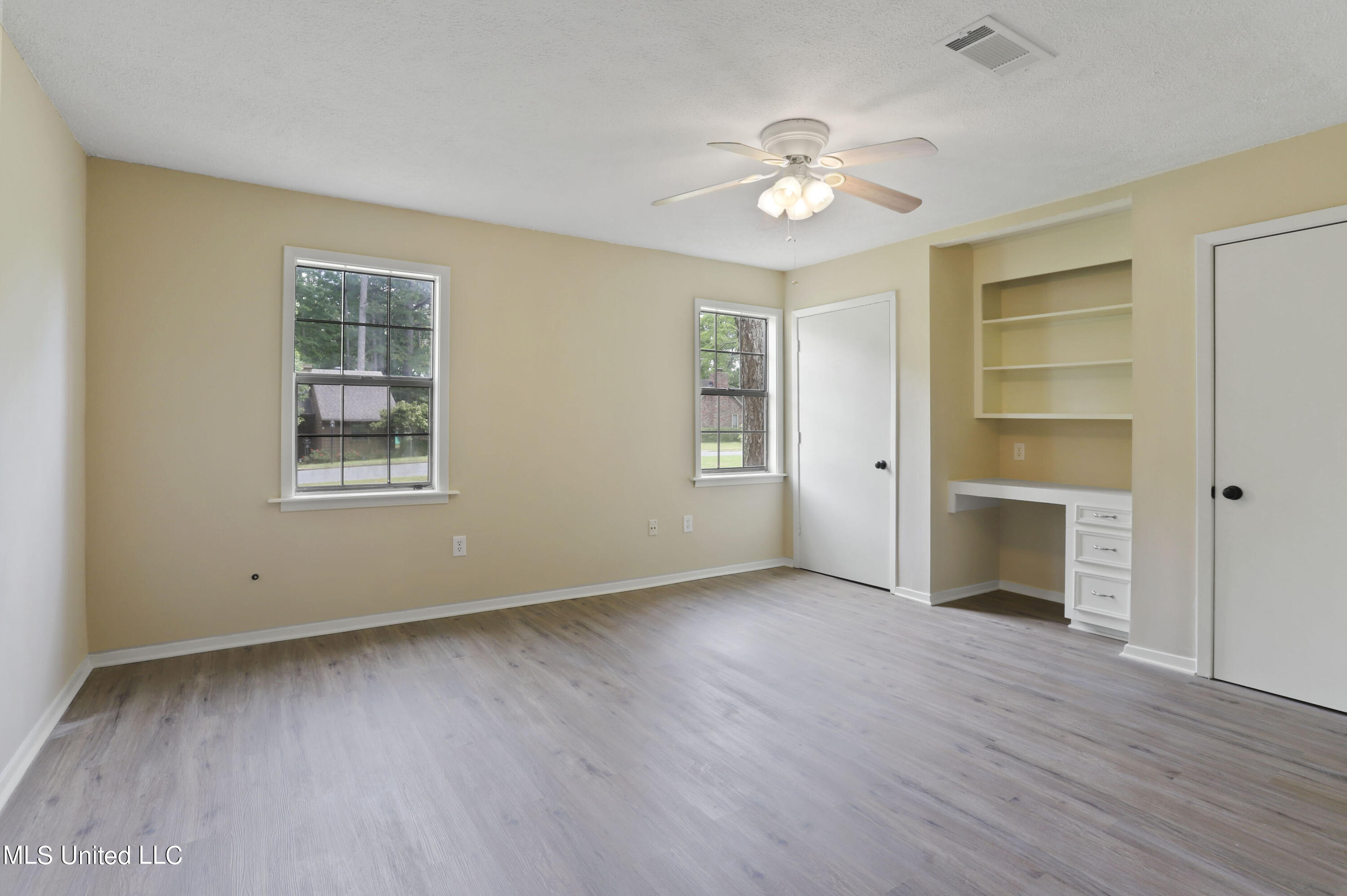 563 Thorngate Court