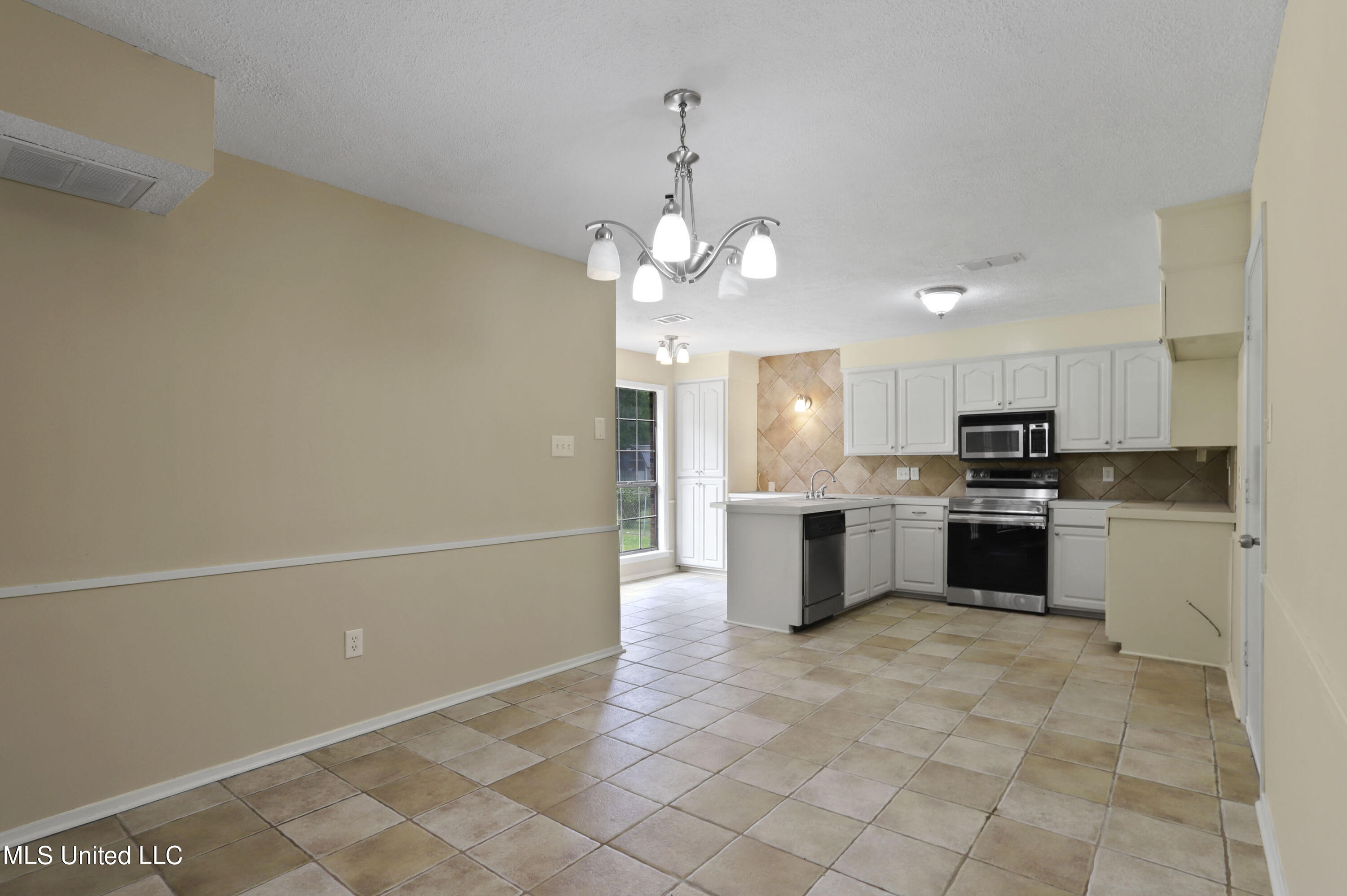 563 Thorngate Court