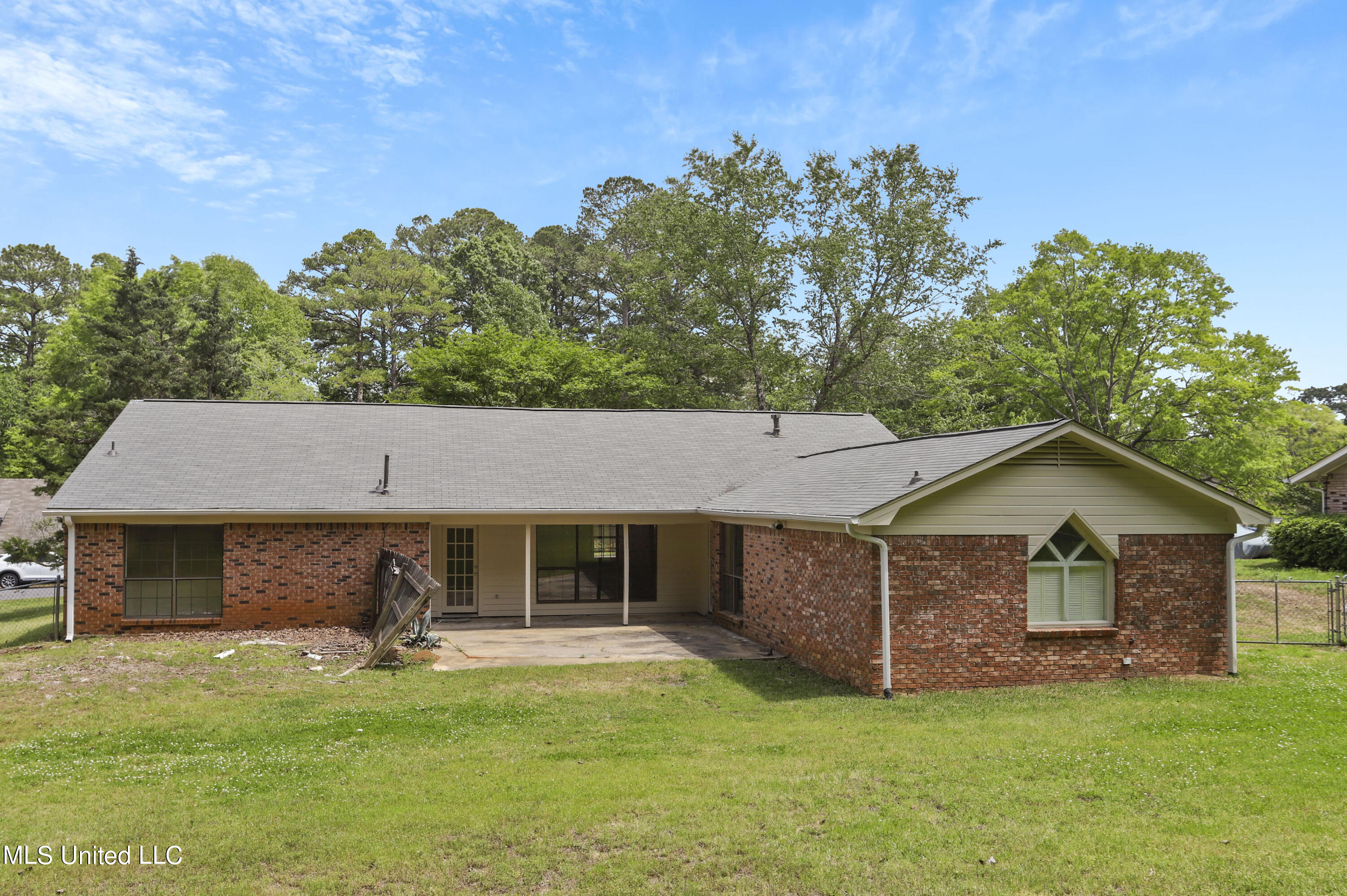 563 Thorngate Court
