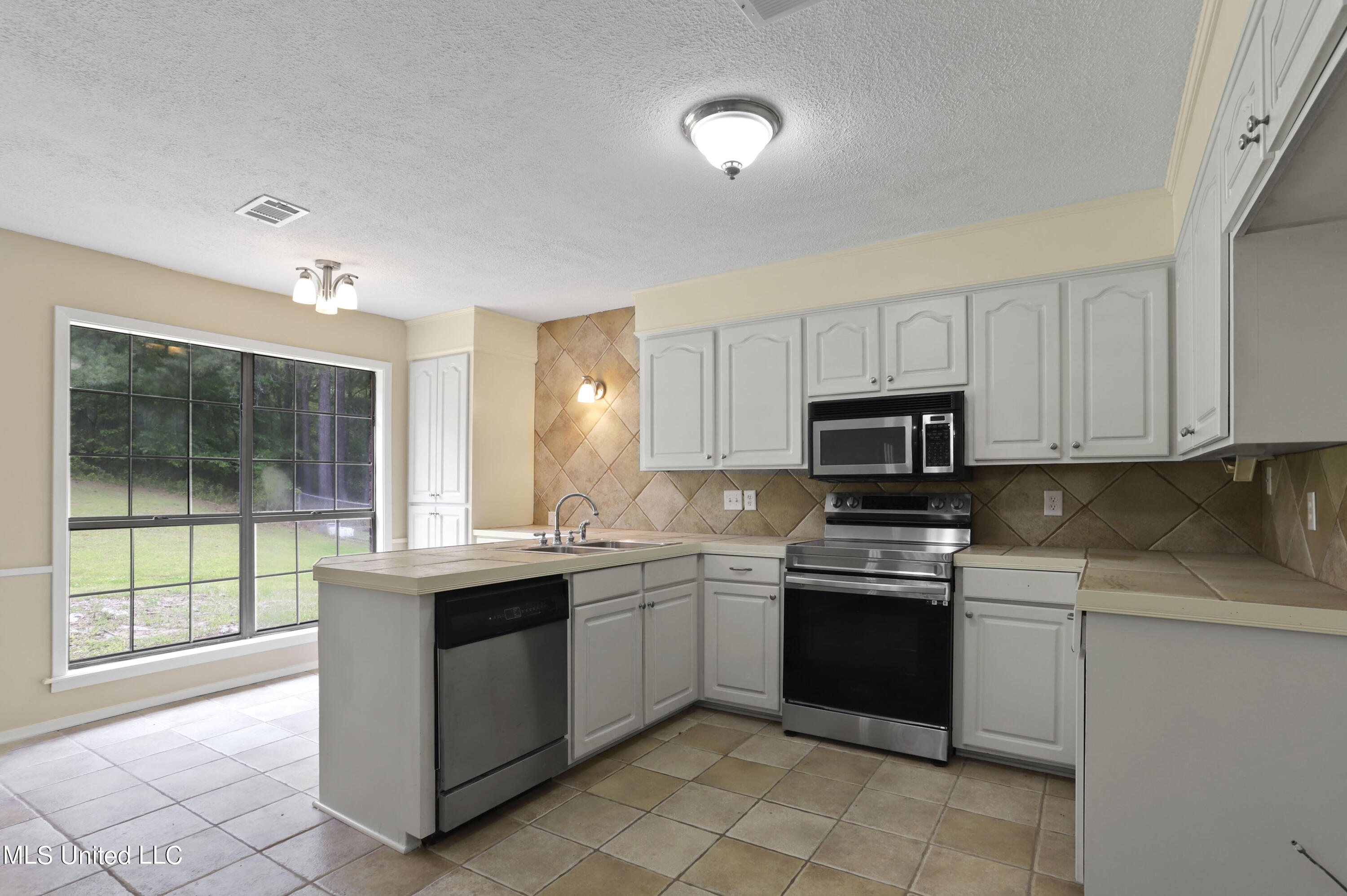563 Thorngate Court