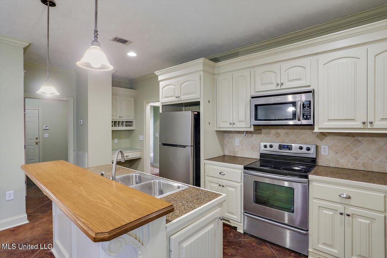 400 Castlewoods Boulevard