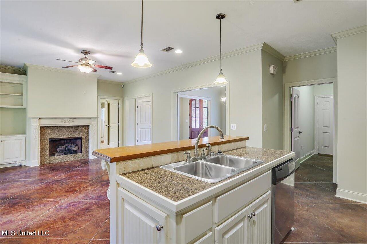400 Castlewoods Boulevard