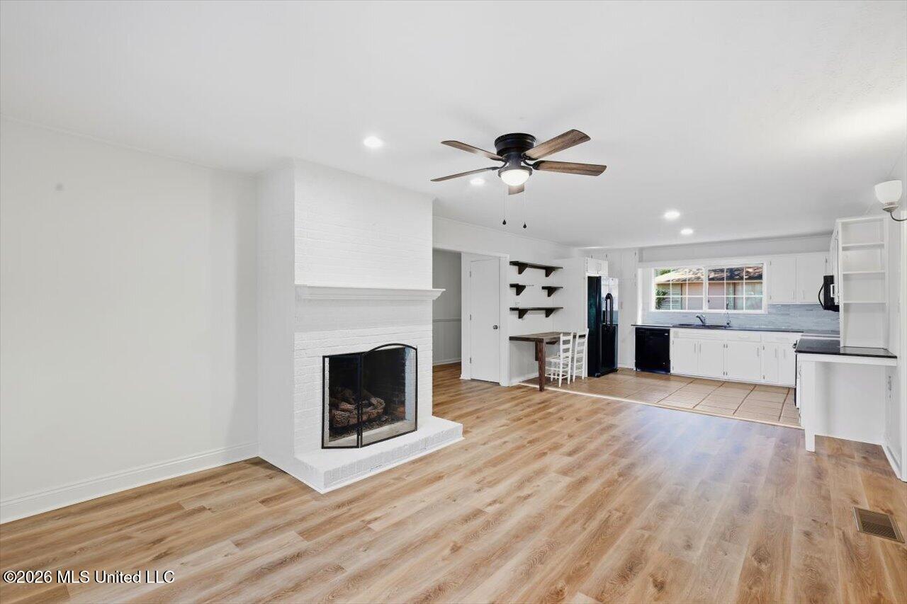 120 Lakeland Drive
