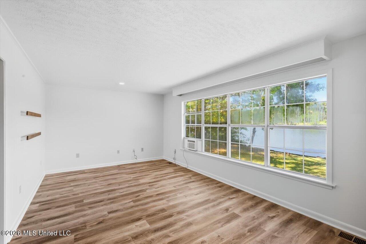 120 Lakeland Drive