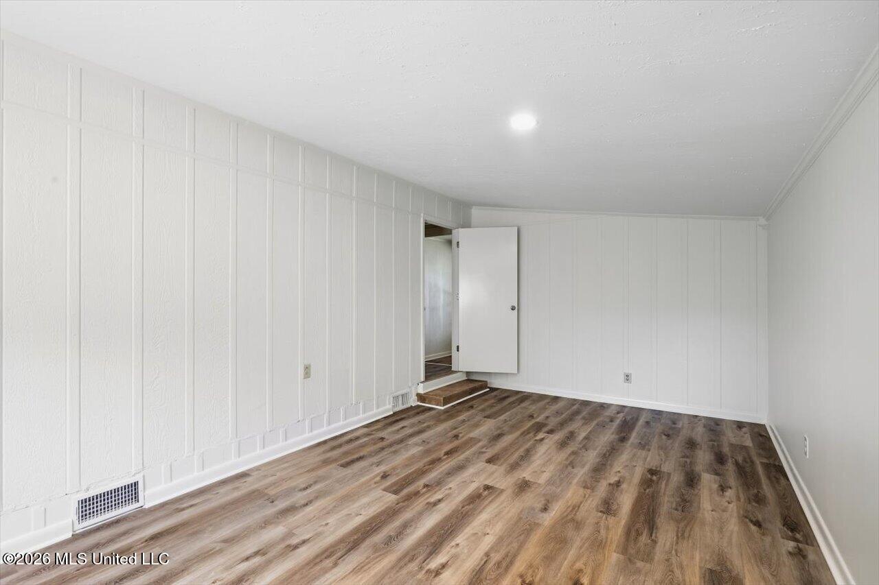 120 Lakeland Drive