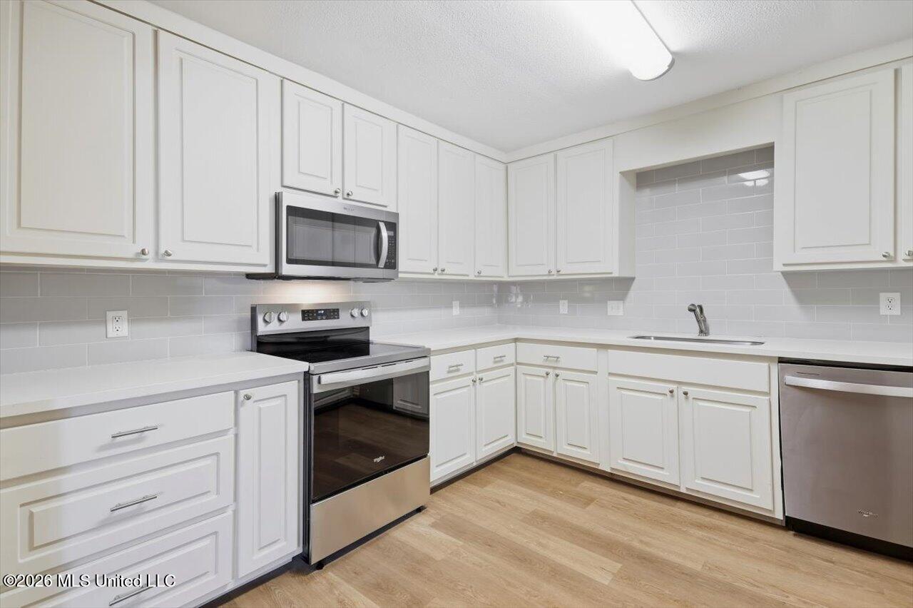 2077 Lakeshore Drive