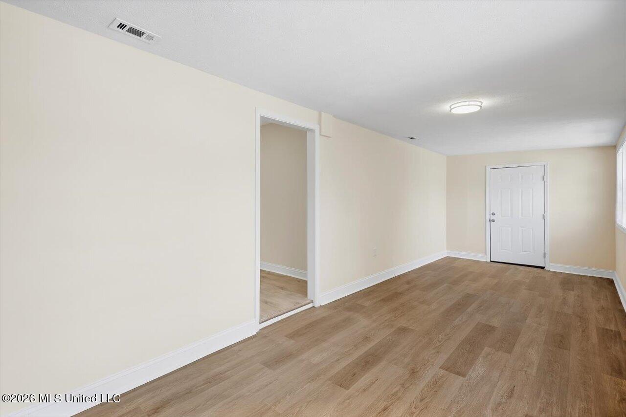 2077 Lakeshore Drive