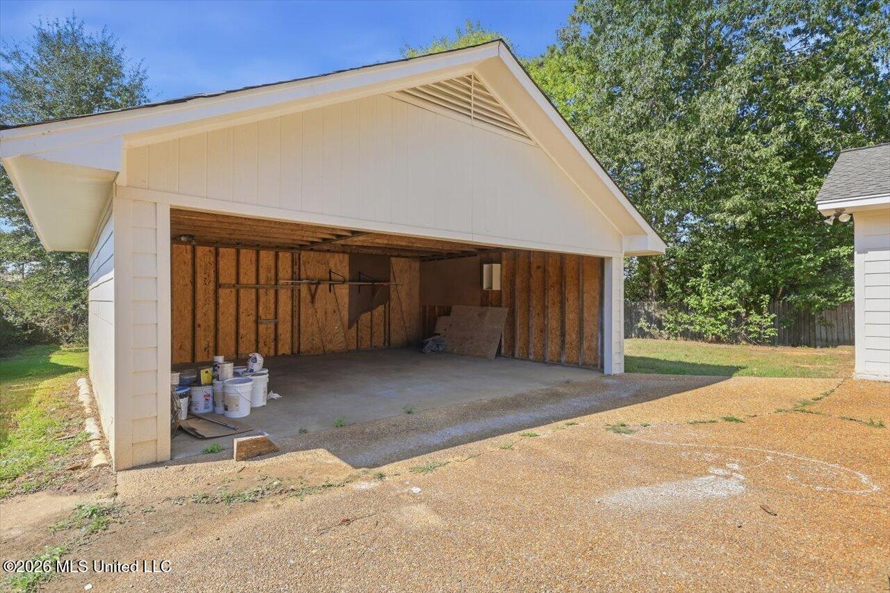 2077 Lakeshore Drive