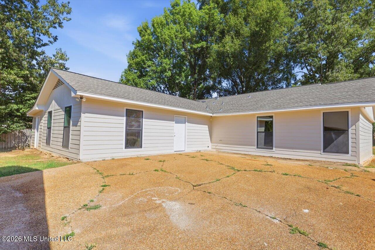 2077 Lakeshore Drive