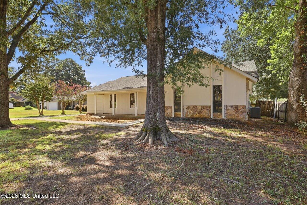 2077 Lakeshore Drive