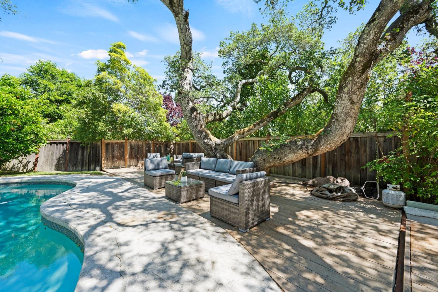 Sprawling Privacy Meets Elegant Living