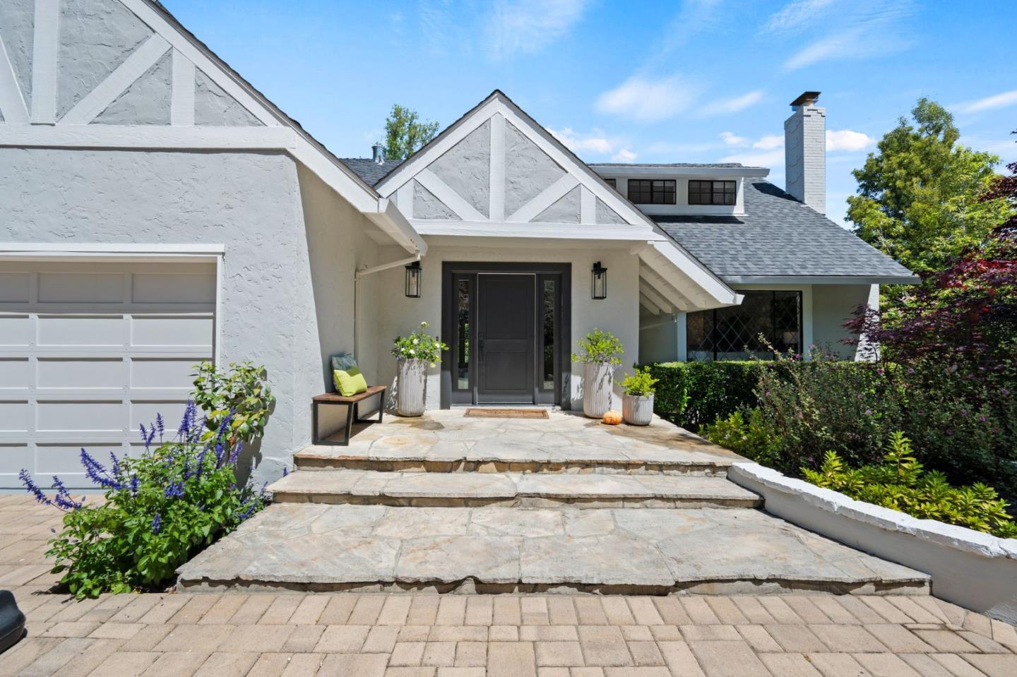 Sprawling Privacy Meets Elegant Living