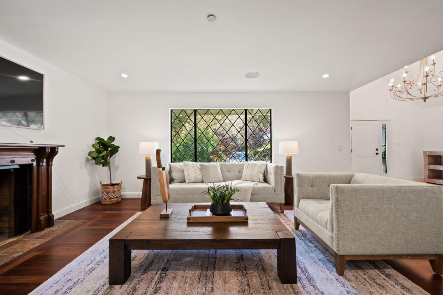 Sprawling Privacy Meets Elegant Living