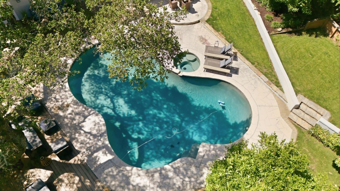 Sprawling Privacy Meets Elegant Living