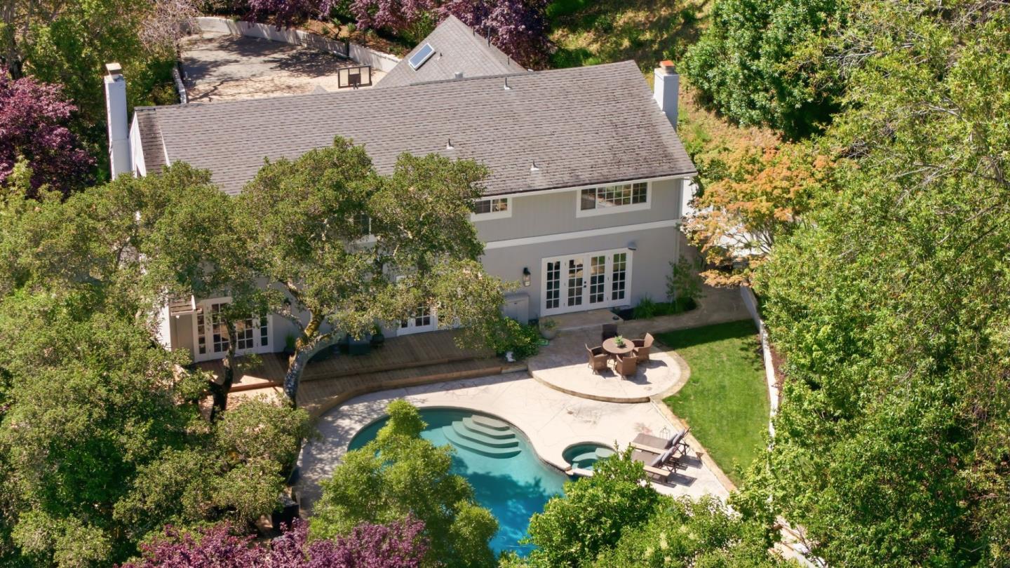 Sprawling Privacy Meets Elegant Living