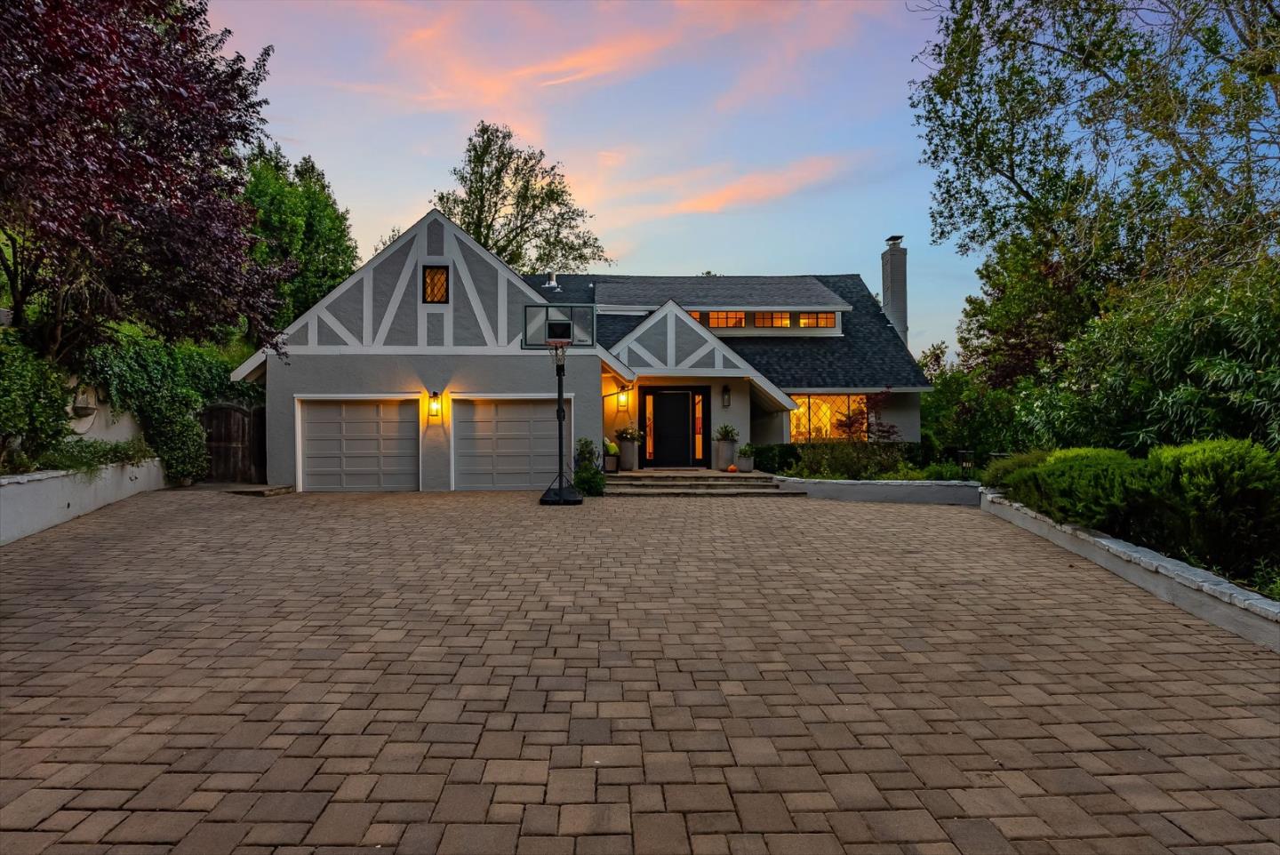 Sprawling Privacy Meets Elegant Living