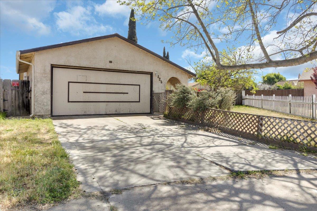 325 Meadow CIR