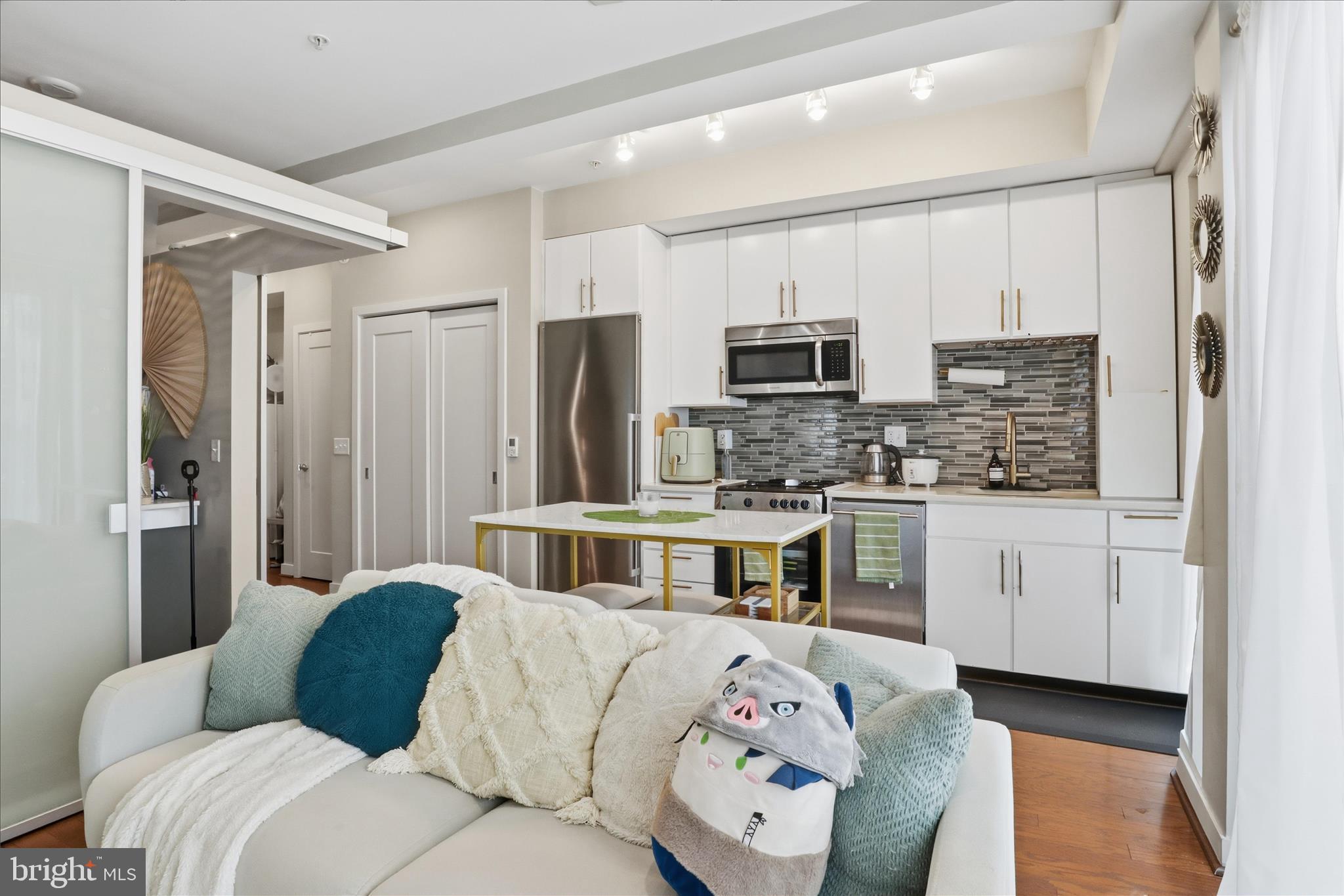 1320 FENWICK LANE 805