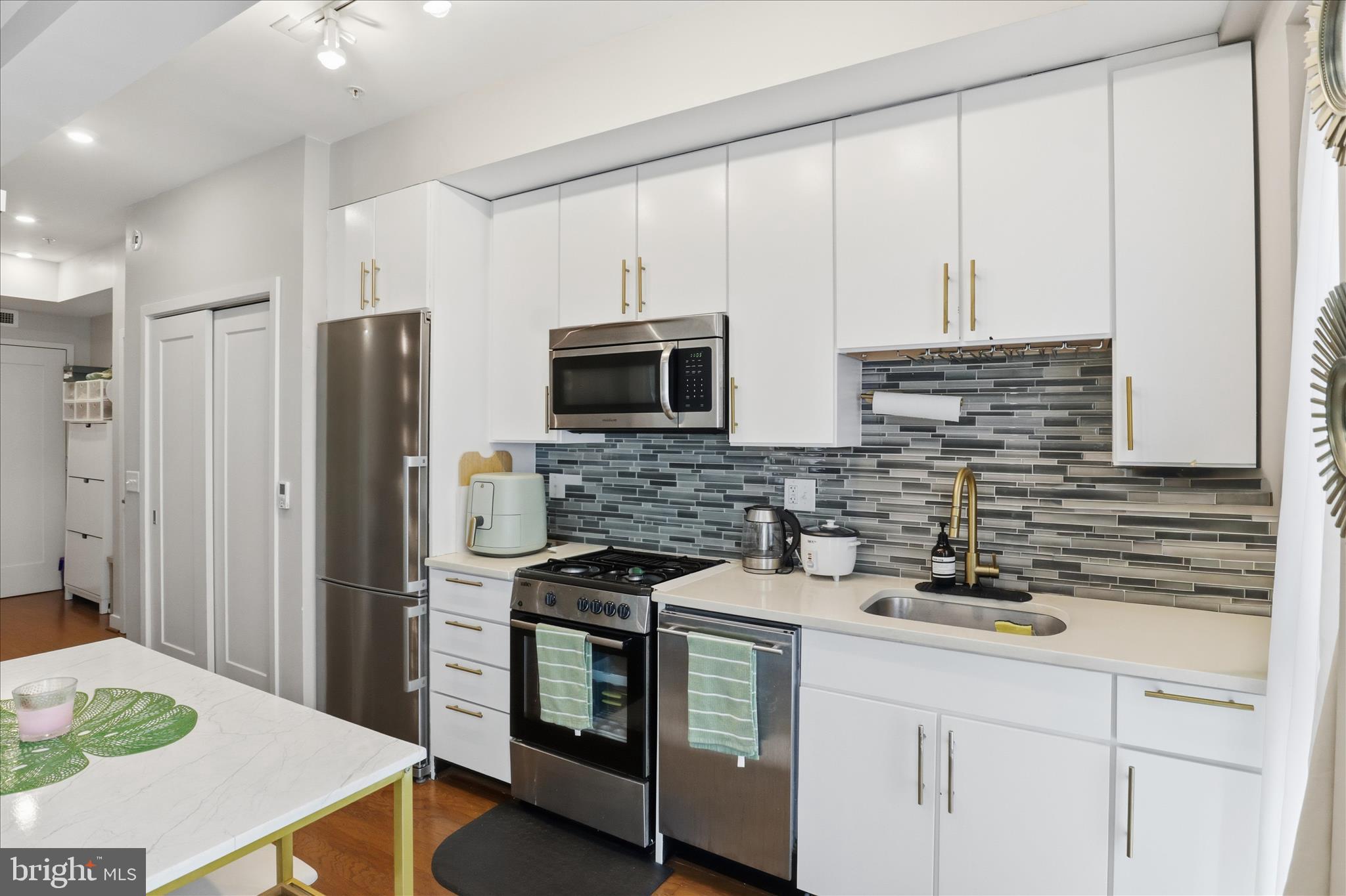 1320 FENWICK LANE 805