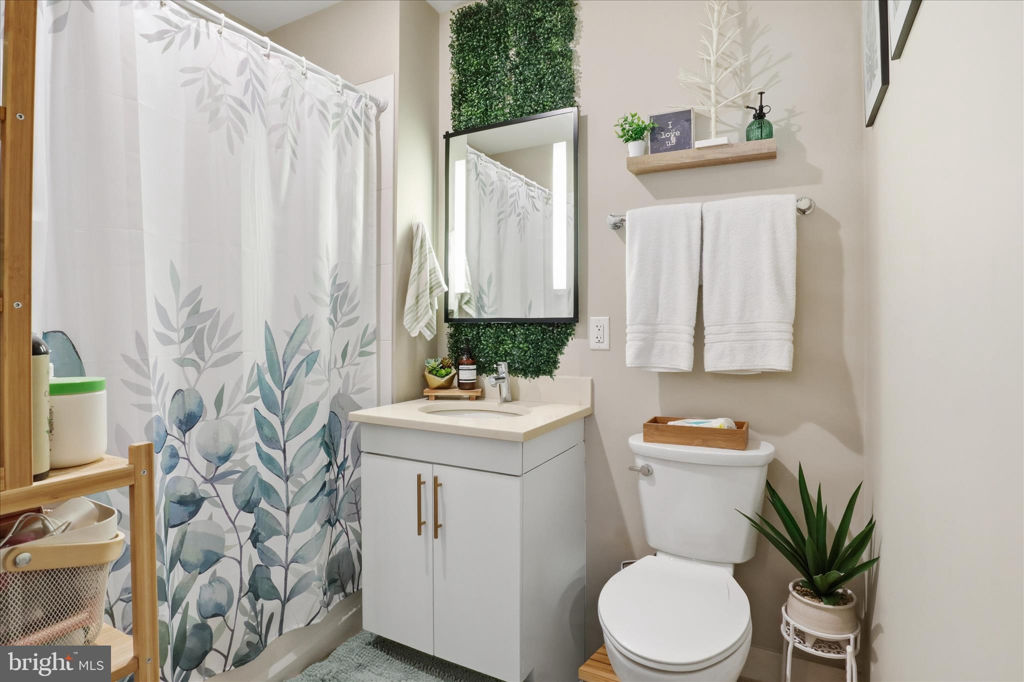 1320 FENWICK LANE 805