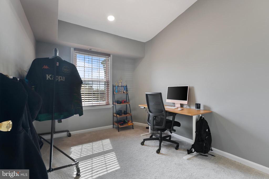 6911 VICTORIA DR