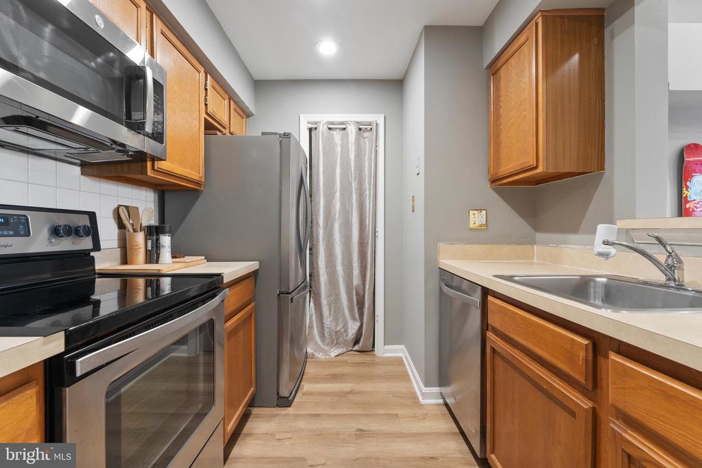6911 VICTORIA DR