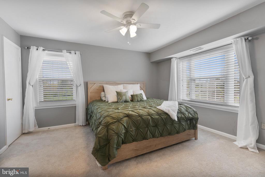 6911 VICTORIA DR