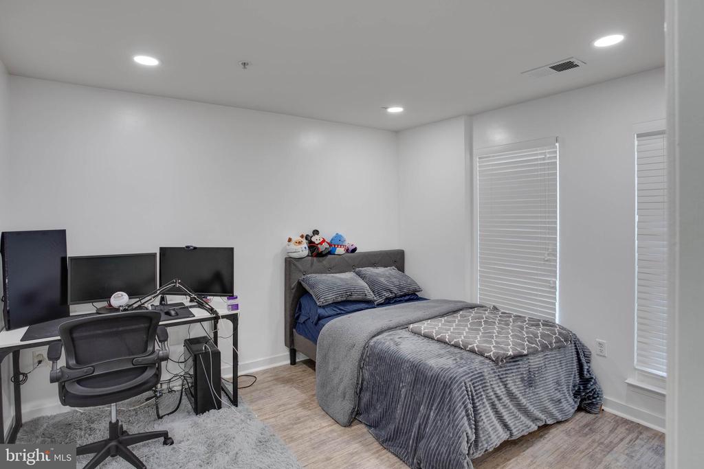 1049 GARDENVIEW LOOP #201