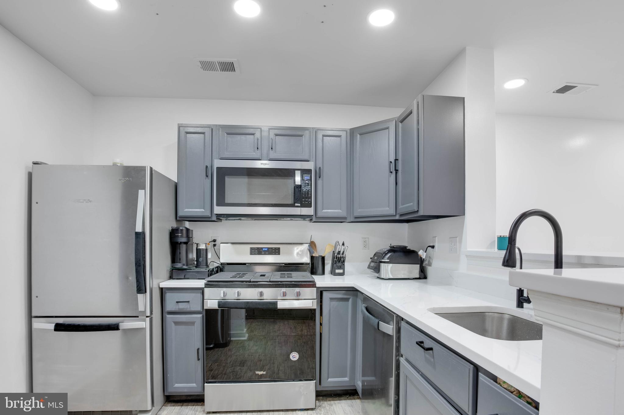 1049 GARDENVIEW LOOP #201