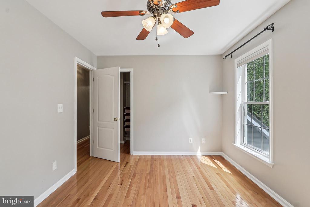 24 MONUMENT DR