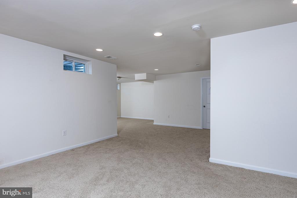 61 BAYSIDE DR