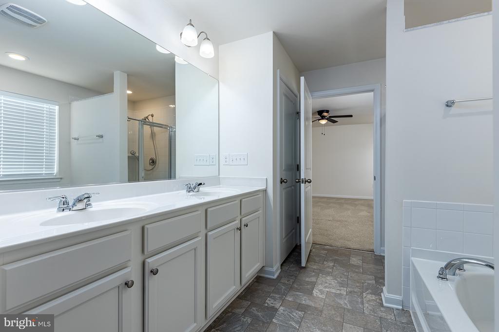 61 BAYSIDE DR