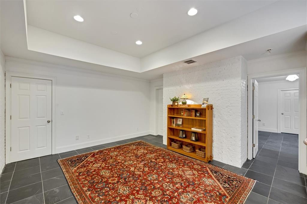 2000 Long Hollow Lane