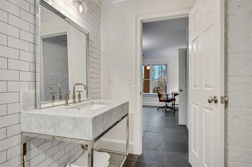 2000 Long Hollow Lane