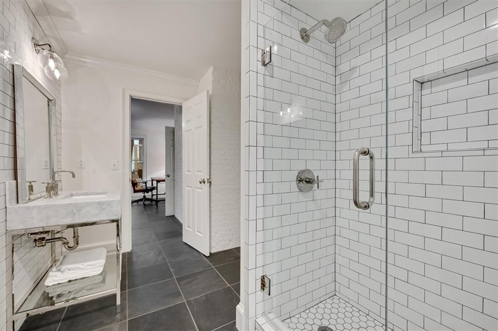 2000 Long Hollow Lane